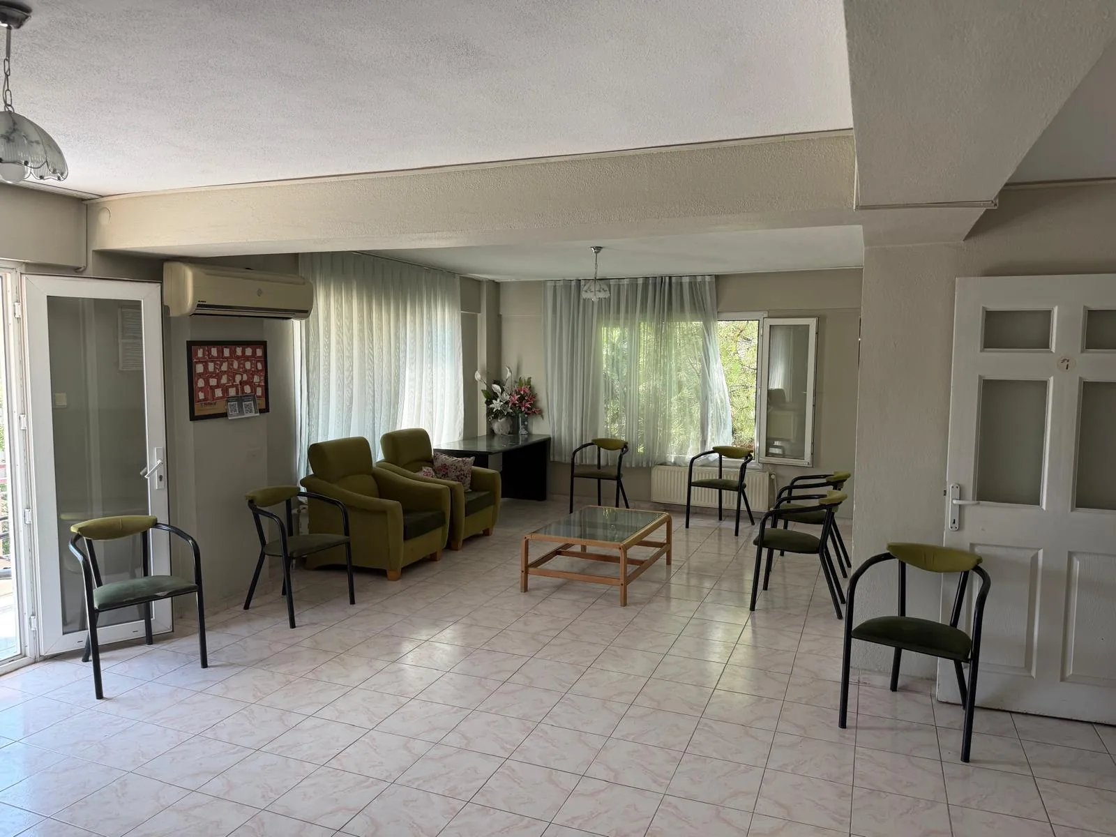 Op. Dr. Ahmet Görüş kliniği bekleme alanı — Bergama
